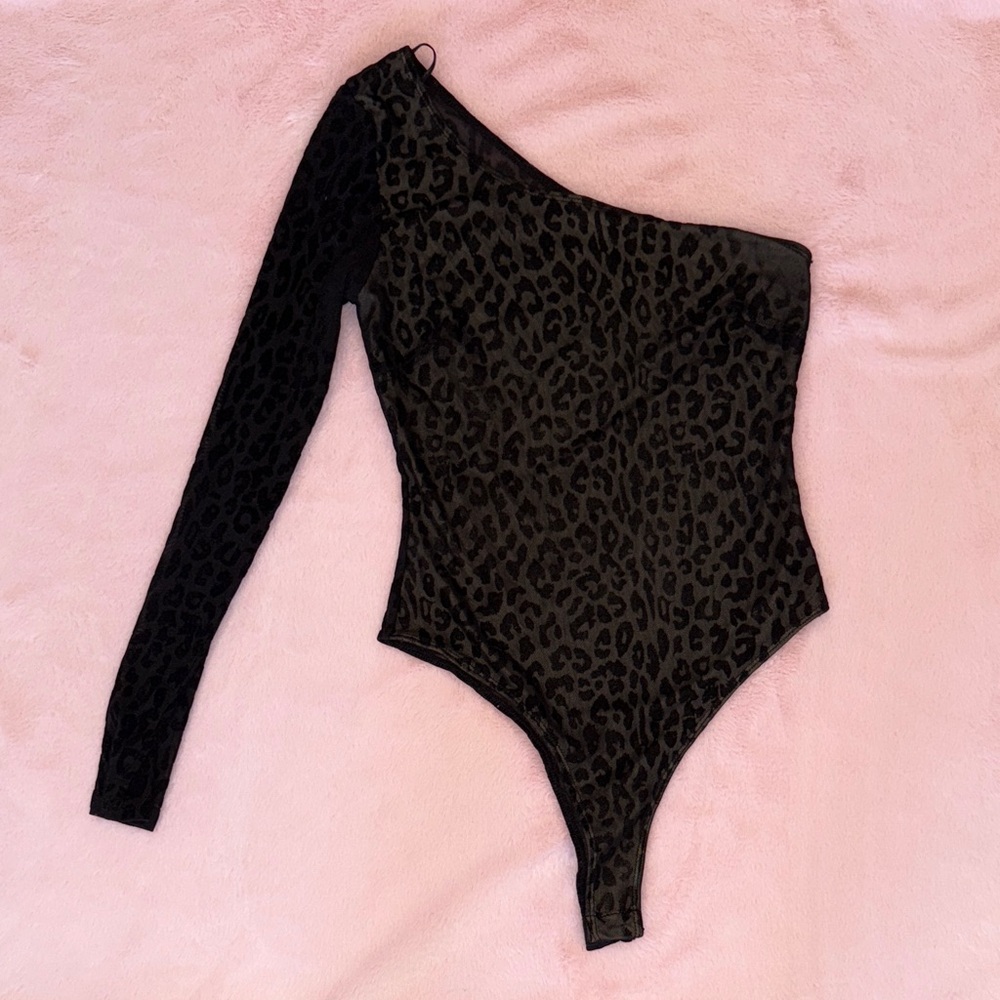 One-Shoulder Leopard bodysuit ** Bundle 5+ items and name your offer!!! 💖💞